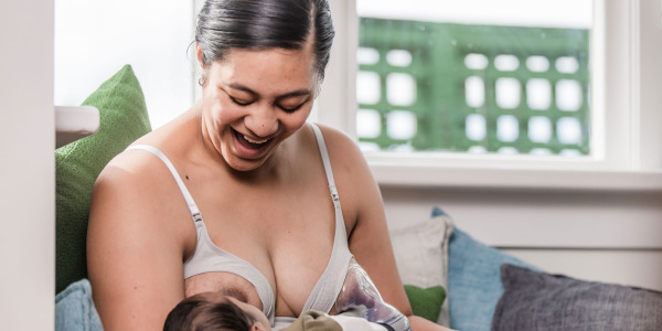 Die besten Stillpositionen für entspannte Stillmomente – Stressfrei stillen mit Haakaa